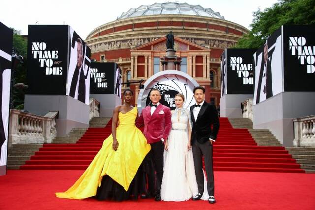 Λασάνα Λιντς, Ντάνιελ Κρεγκ, Λεά Σεϊντού, Κάρι Φουκουνάγκα στην πρεμιέρα της ταινίας James Bond - No Time to Die στο Λονδίνο