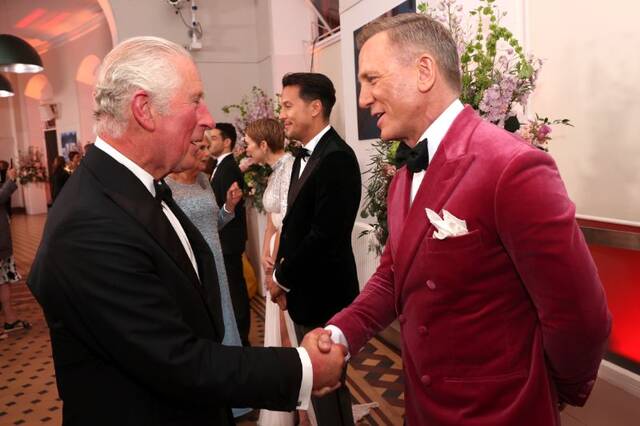 Ο πρίγκιπας Κάρολος με τον Ντάνιελ Κρεγκ στην πρεμιέρα της ταινίας James Bond - No Time to Die στο Λονδίνο