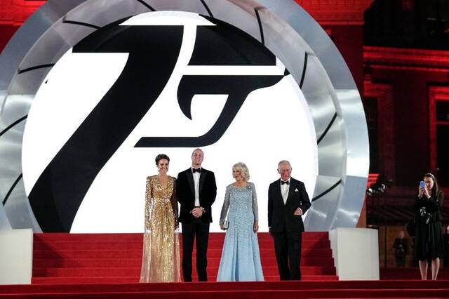 Η βασιλική οικογένεια στην πρεμιέρα της ταινίας James Bond - No Time to Die στο Λονδίνο