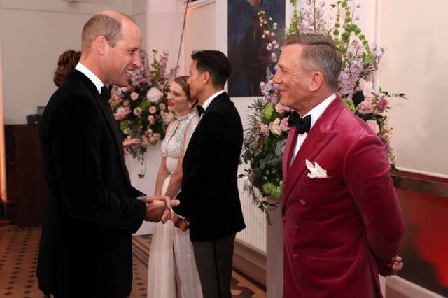Ο πρίγκιπας Γουίλιαμ με τον Ντάνιελ Κρεγκ στην πρεμιέρα της ταινίας James Bond - No Time to Die στο Λονδίνο
