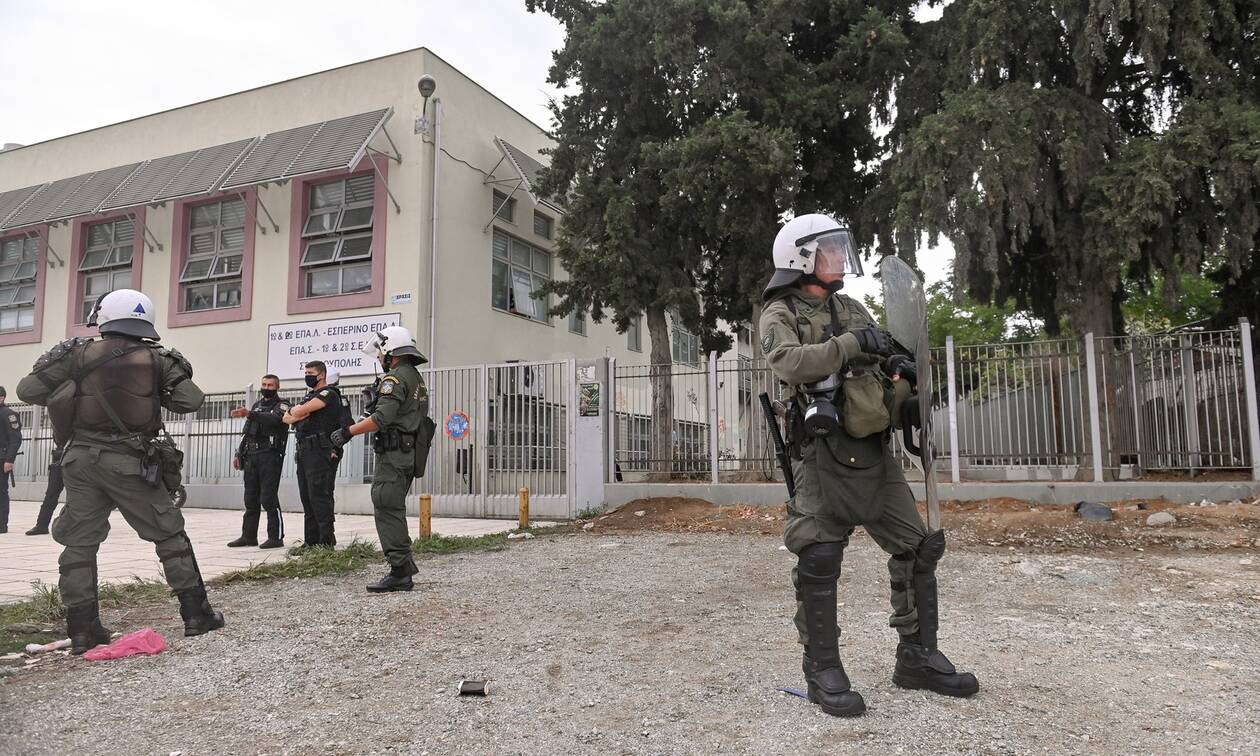Πυρά από ΣΥΡΙΖΑ - ΚΚΕ για την «αφωνία» της κυβέρνησης στα γεγονότα του ΕΠΑΛ Σταυρούπολης