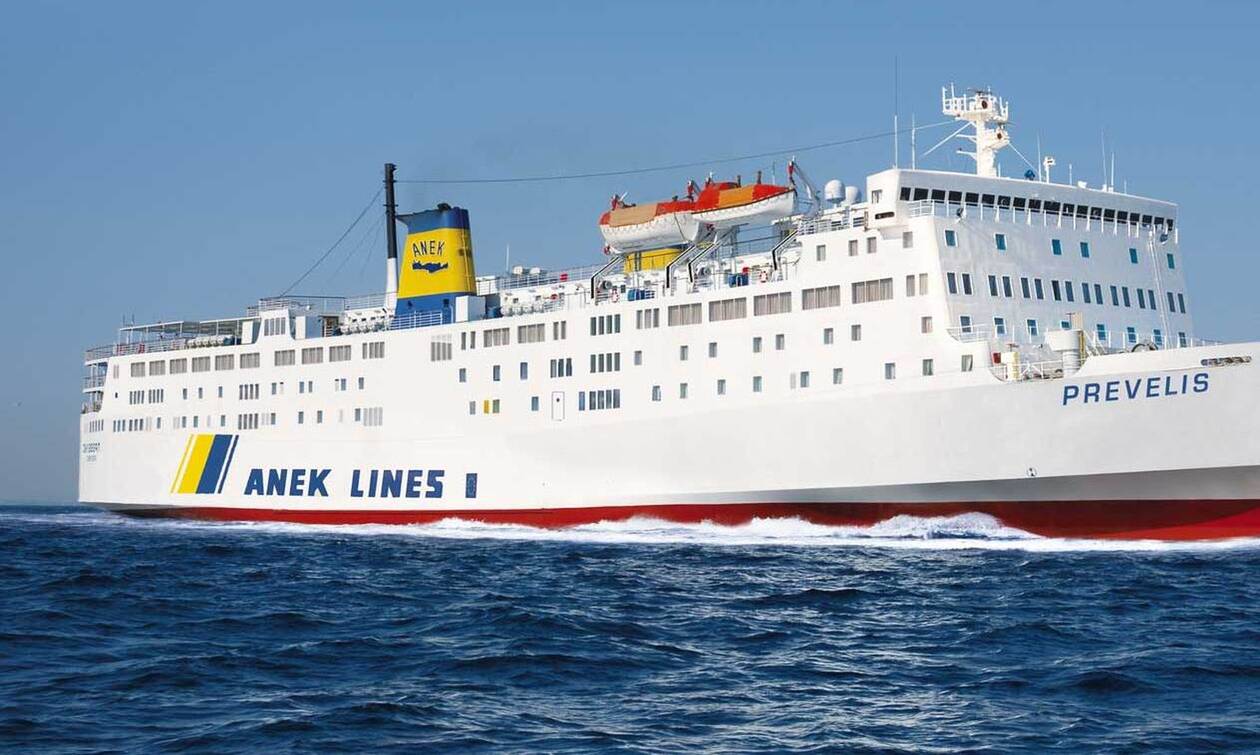 Συναγερμός στη Σαντορίνη: Το πλοίο «Πρέβελης» προσέκρουσε στο λιμάνι