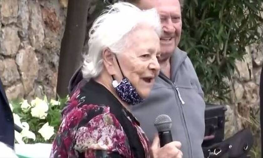 Συγκινητικό βίντεο: Η Μαίρη Λίντα ερμηνεύει Μανώλη Χιώτη στο Γηροκομείο Αθηνών