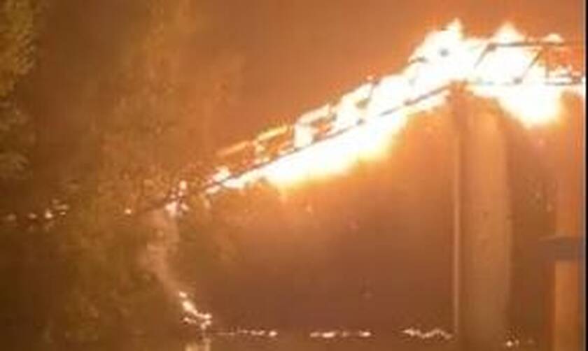 Συγκλονιστικές εικόνες από τη Ρώμη: Ιστορική γέφυρα τυλίχθηκε στις φλόγες και κατέρρευσε (vids)