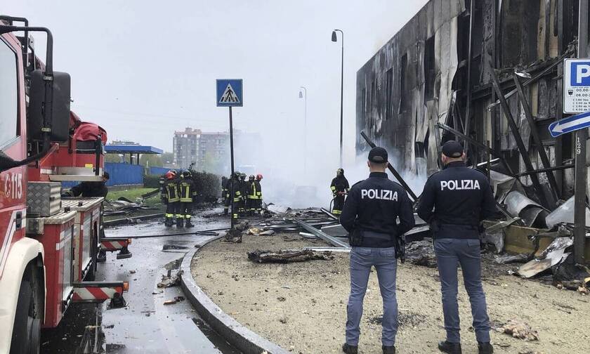 Τραγωδία στην Ιταλία: Οκτώ νεκροί, ανάμεσά τους ένα παιδί, από την πτώση αεροσκάφους στο Μιλάνο