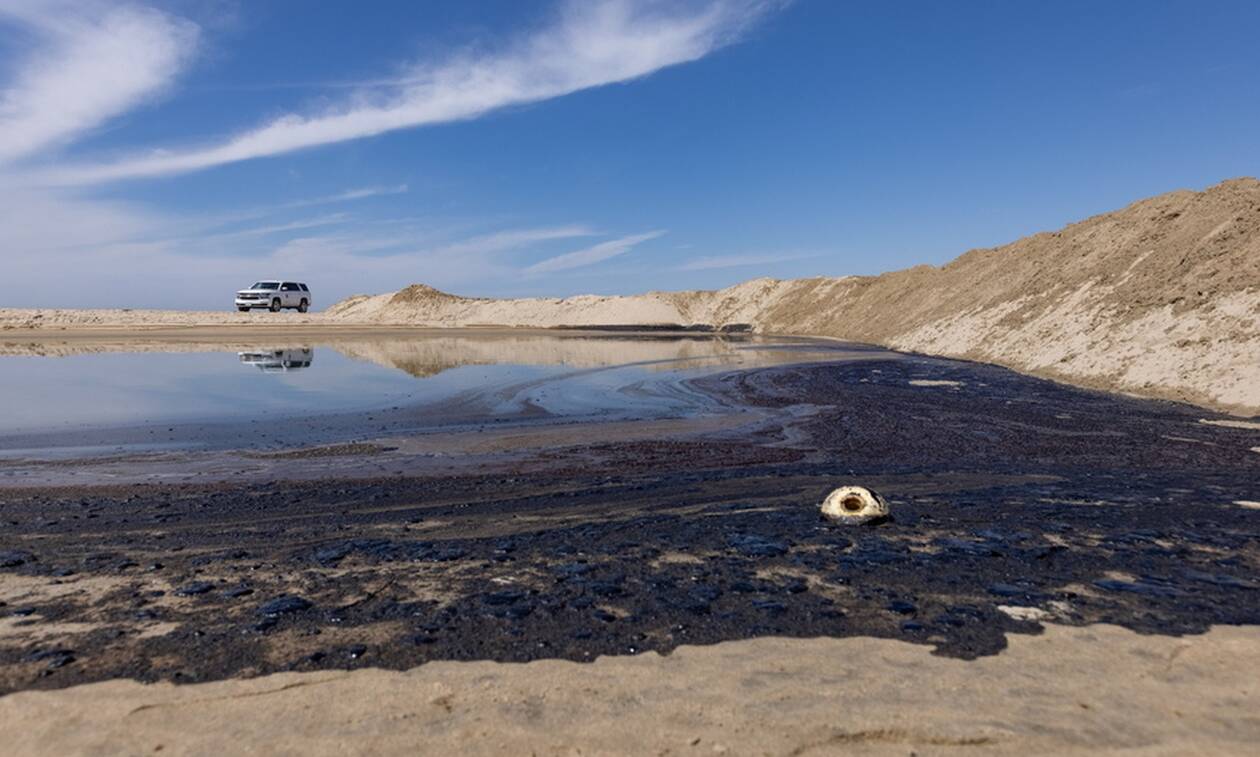 ΗΠΑ: Αγωνία για τη ρύπανση από πετρελαιοκηλίδα στις ακτές της Καλιφόρνιας (pics)