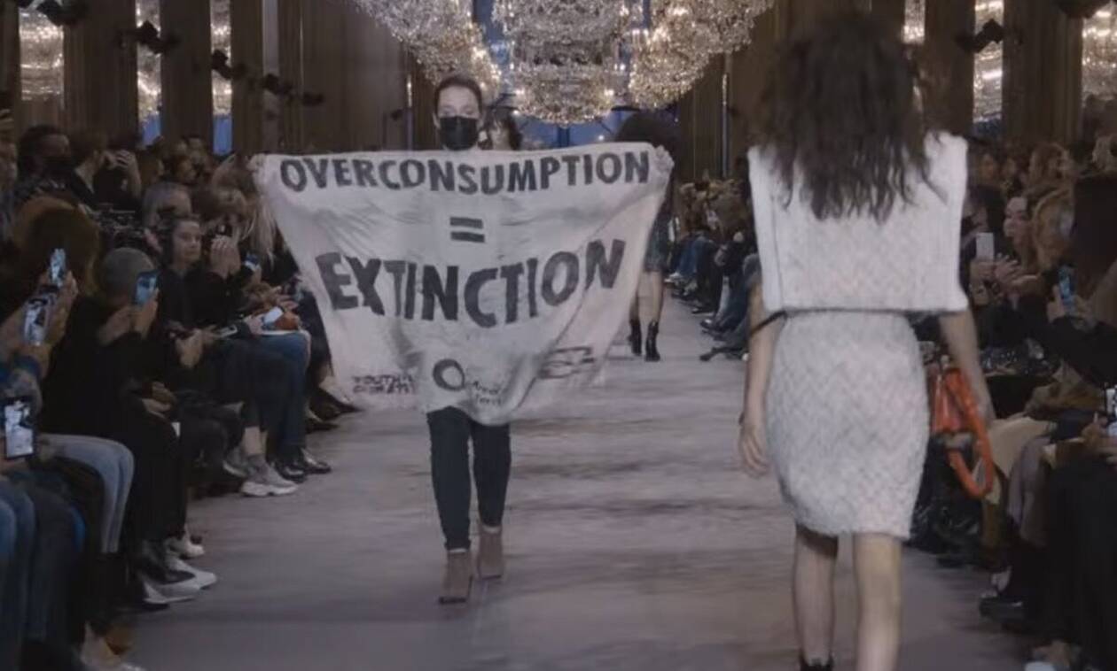 Γαλλία: Διαδηλώτρια εισέβαλε στην επίδειξη μόδας του Louis Vuitton στο Παρίσι