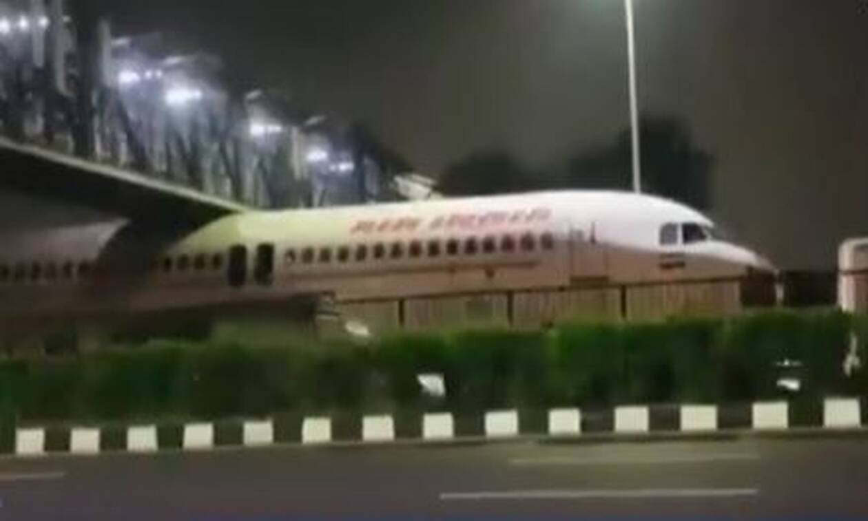 Αεροπλάνο κόλλησε κάτω από γέφυρα: Οι εικόνες που έγιναν viral (vid)