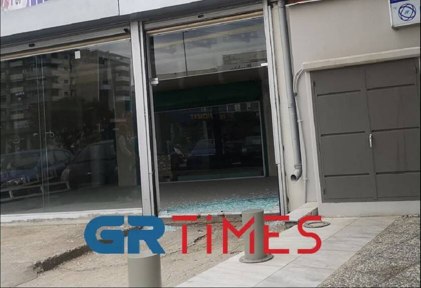 Οδηγός αυτοκινήτου εισέβαλε κατά λάθος σε κατάστημα της Θεσσαλονίκης 