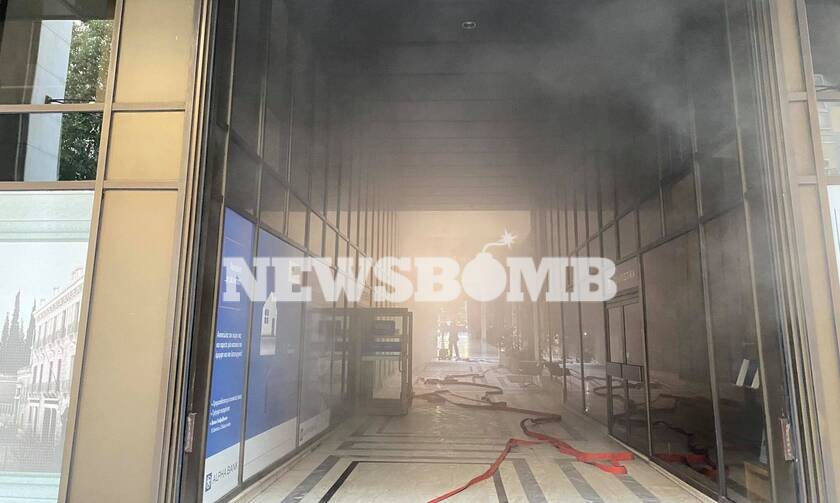 Φωτιά στη Σταδίου: Αποπνικτική η ατμόσφαιρα - Γέμισε καπνούς το κέντρο της Αθήνας