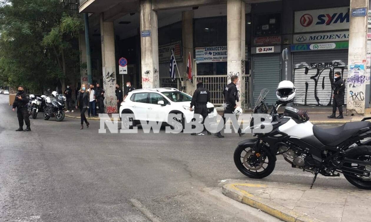 Πυροβολισμοί στο κέντρο της Αθήνας - Αυτοκίνητο εμβόλισε μηχανή της ομάδας ΔΙΑΣ, ένας τραυματίας
