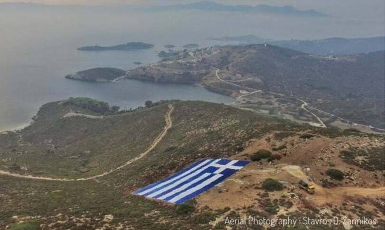 Ο δήμαρχος Οινουσσών απαντά στο παραλήρημα του Ακάρ με μια τεράστια ελληνική σημαία