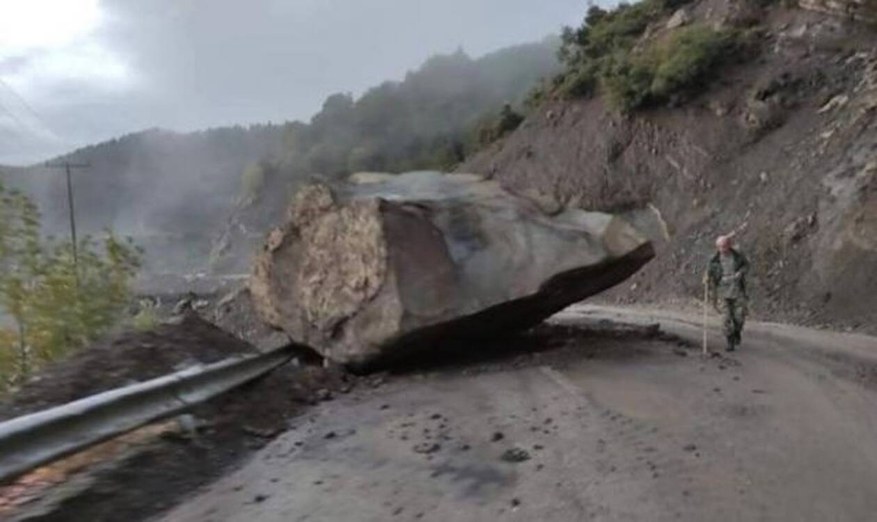 Ευρυτανία: Τεράστιος βράχος έπεσε κοντά σε σπίτι και έκοψε τον δρόμο στα δύο (pic)