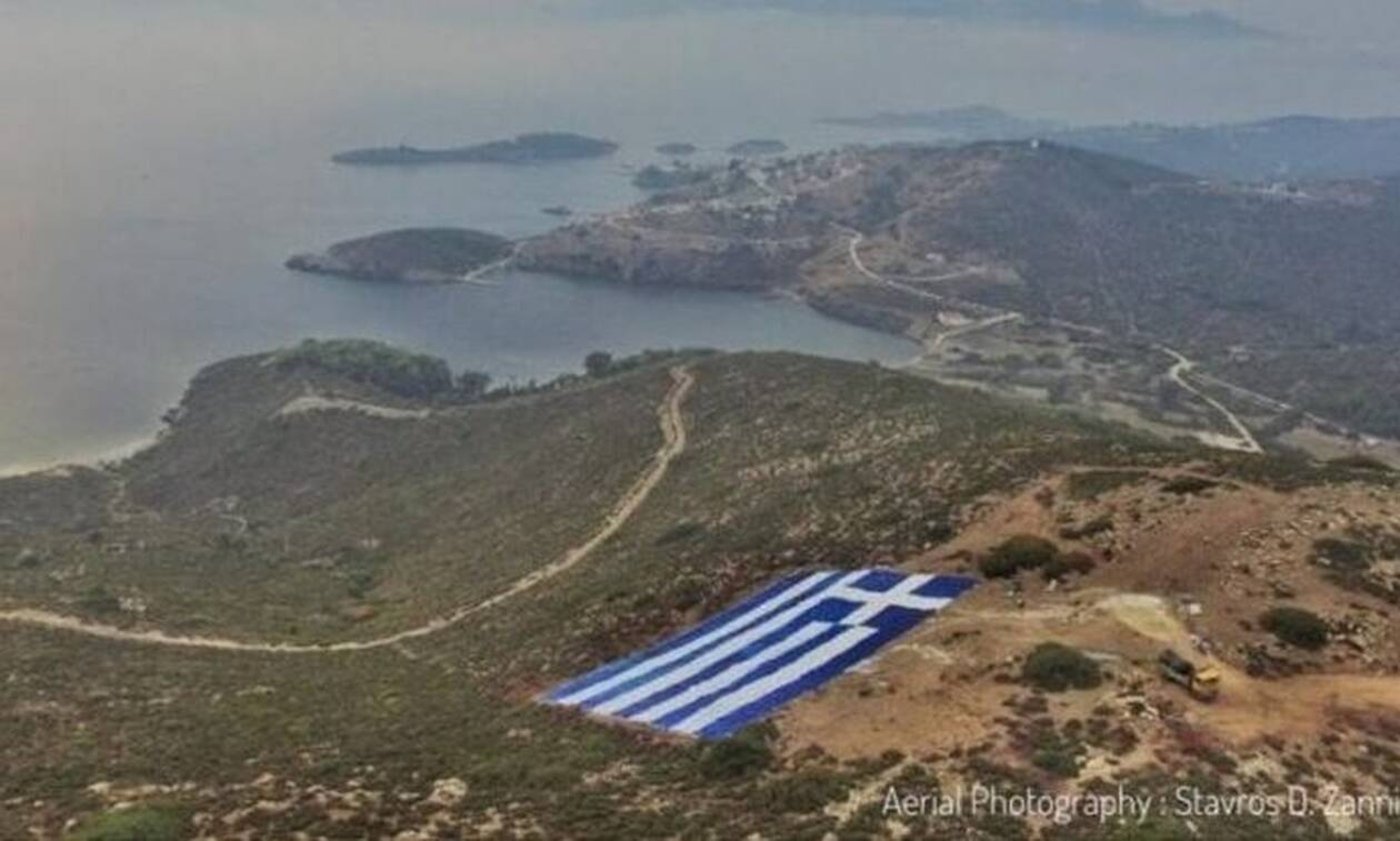 Οινούσσες: Δυναμική απάντηση στους Τούρκους με τεράστια ελληνική σημαία