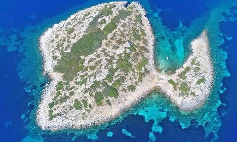 Το ελληνικό νησί με το ανατριχιαστικό όνομα που έχει σχήμα πάπιας (video)