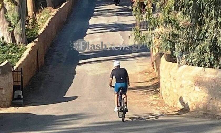 Βόλτα του Κυριάκου Μητσοτάκη με το ποδήλατό του στα Χανιά