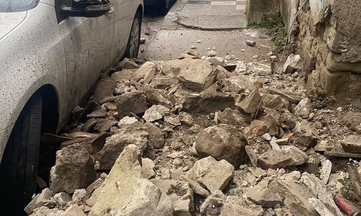 Κατέρρευσαν τοίχος και στέγη από παλιό σπίτι στα Τρίκαλα (pics)