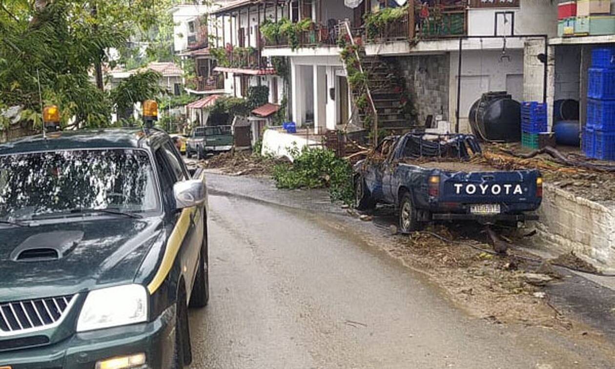 Κακοκαιρία «Αθηνά»: Έφυγε τμήμα βουνού στο Πήλιο - Από τύχη σώθηκαν σπίτια