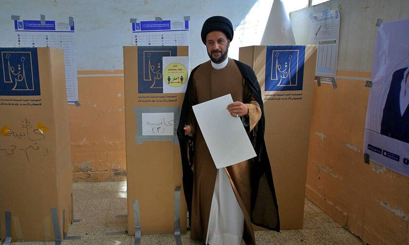 Σιίτης κληρικός ψηφίζει στο Ιράκ