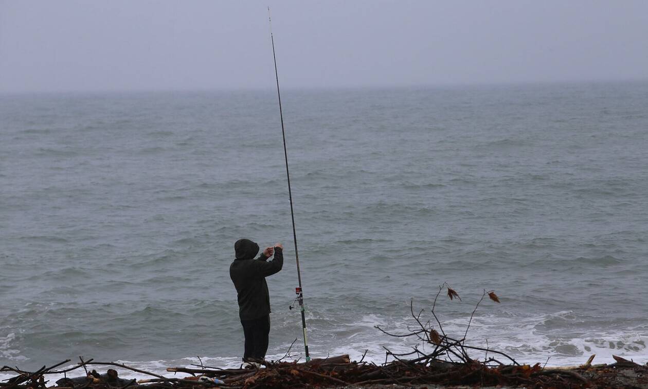 Κακοκαιρία «Αθηνά»: Ψαράς στη Λάρισα έγινε viral - Έριξε πετονιά με καταιγίδα