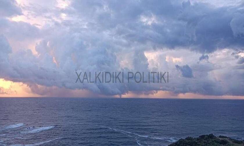 Χαλκιδική: Υδροστρόβιλος ανοιχτά της θάλασσας στη Σιθωνία