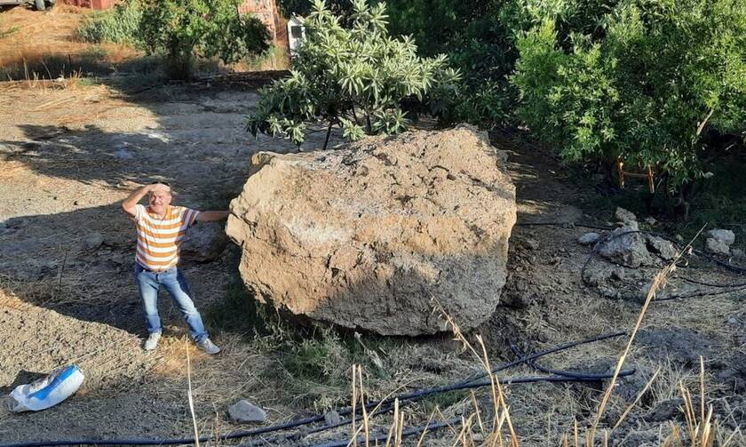 Κρητικός είδε ξαφνικά έναν τεράστιο βράχο μέσα στο περιβόλι του