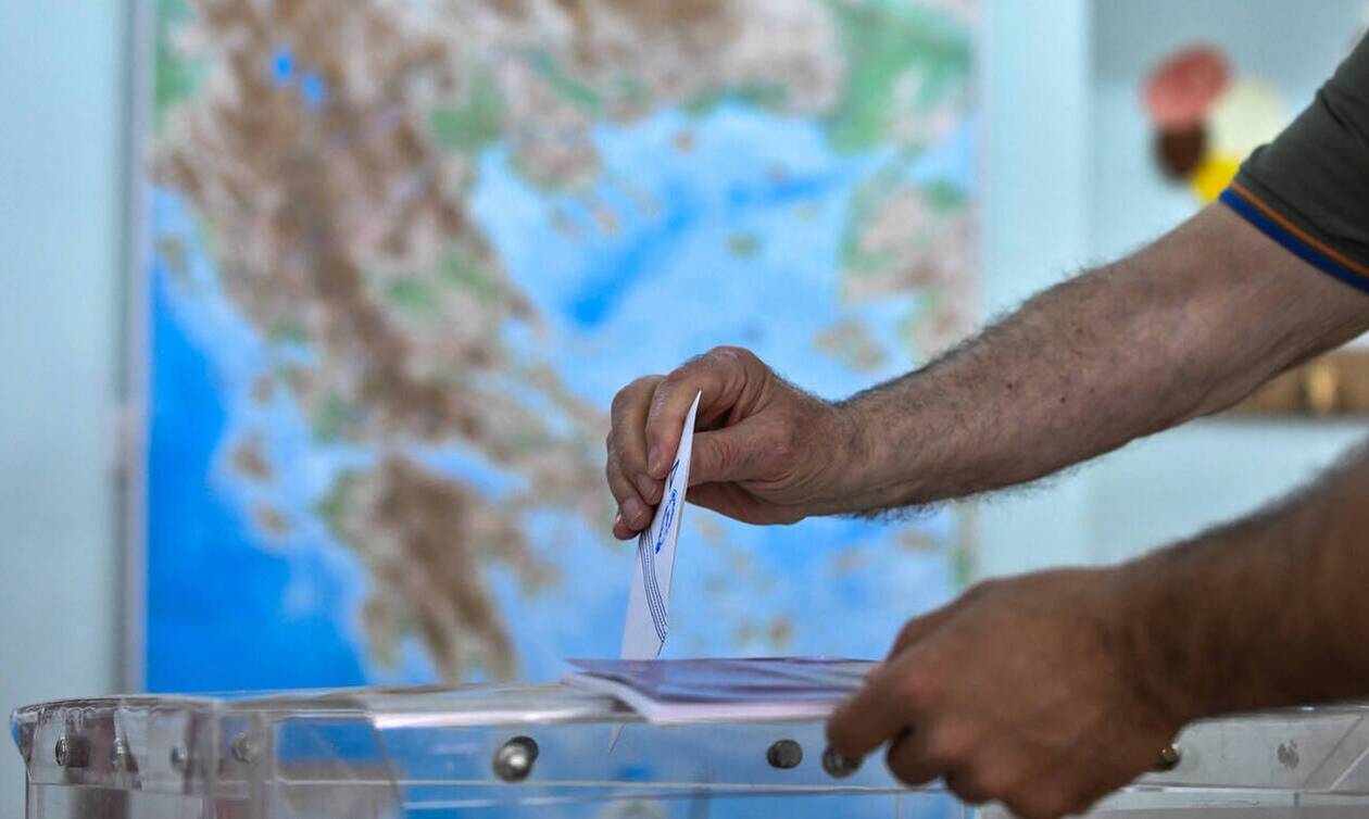 Δημοσκόπηση: Διψήφιο προβάδισμα της ΝΔ – Yπέρ της ελληνογαλλικής συμφωνίας η πλειοψηφία των πολιτών