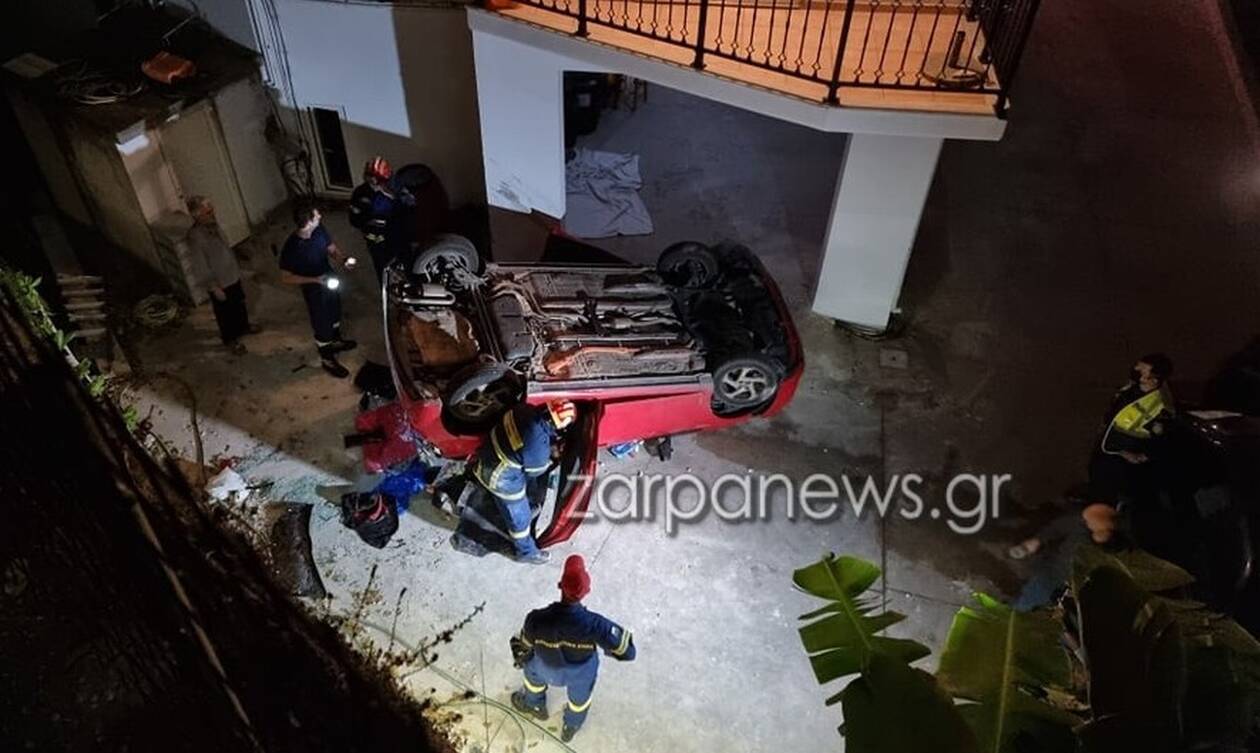 Χανιά: Αυτοκίνητο «προσγειώθηκε» σε αυλή – Εγκλωβίστηκαν δύο παιδιά και μία γυναίκα (pics)
