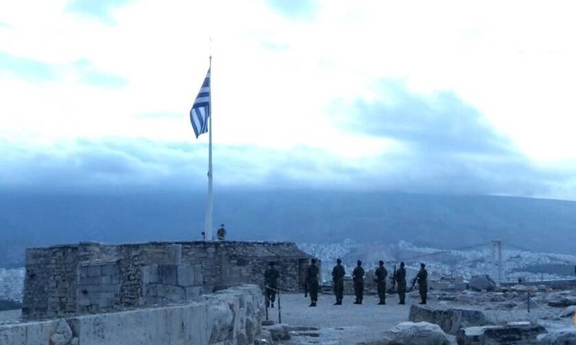 Αθήνα: Η έπαρση της ελληνικής σημαίας στην Ακρόπολη για τα 77 χρόνια απελευθέρωσης (vid)
