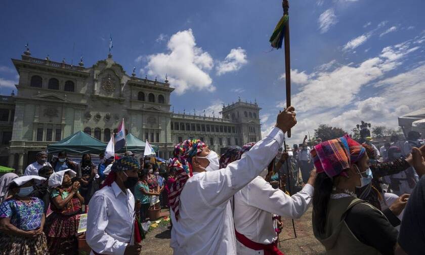 Γουατεμάλα: Διαδηλωτές προσπάθησαν να ανατρέψουν άγαλμα του Κολόμβου