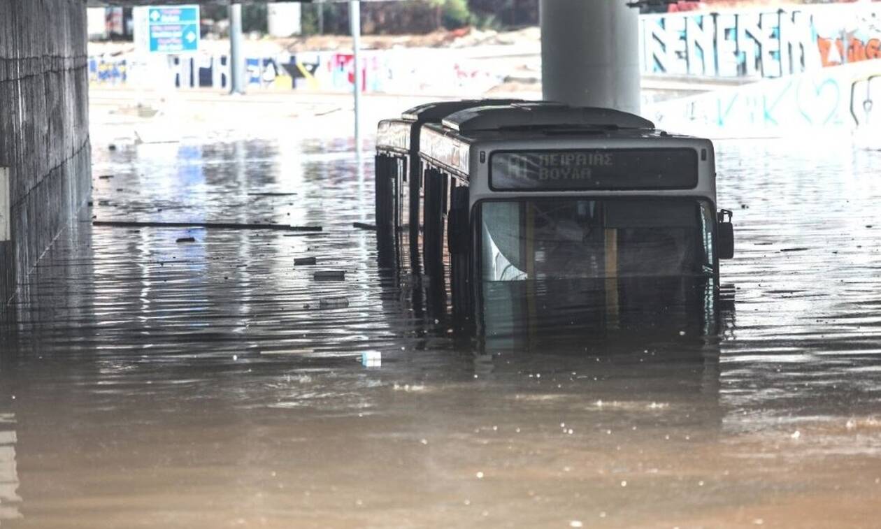 Κακοκαιρία «Μπάλλος»: Απίστευτη εικόνα – Λεωφορείο βυθίστηκε στα νερά στη Λεωφόρο Ποσειδώνος
