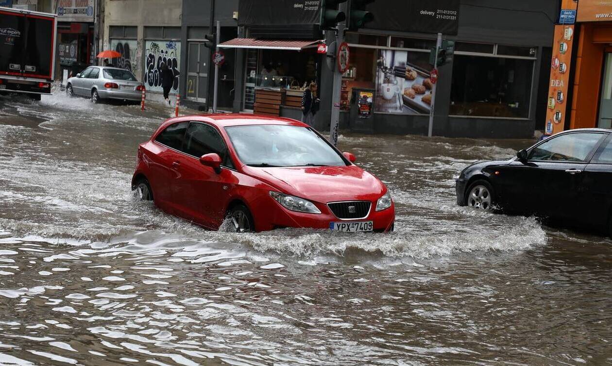 Κακοκαιρία Μπάλλος: Γέφυρες, ποτάμια, λεωφορεία και βάρκες μετά τα 30 εκατ. τόνους νερού που έπεσαν