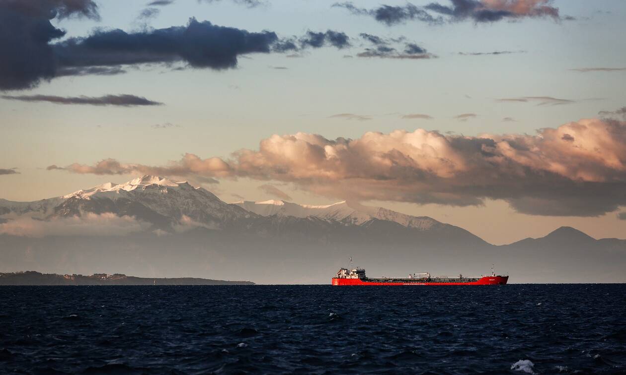 Στο λιμάνι της Χίου ρυμουλκείται το φορτηγό πλοίο που έπλεε ακυβέρνητο δυτικά της Χίου