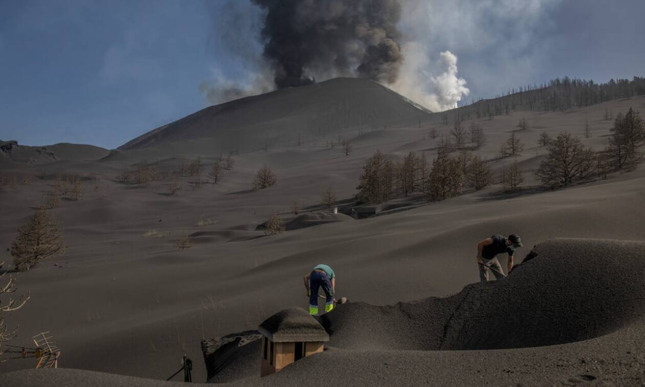 Λα Πάλμα: Ξεθάβουν σπίτια από «βουνά» στάχτης που προκάλεσε το ηφαίστειο (pics)