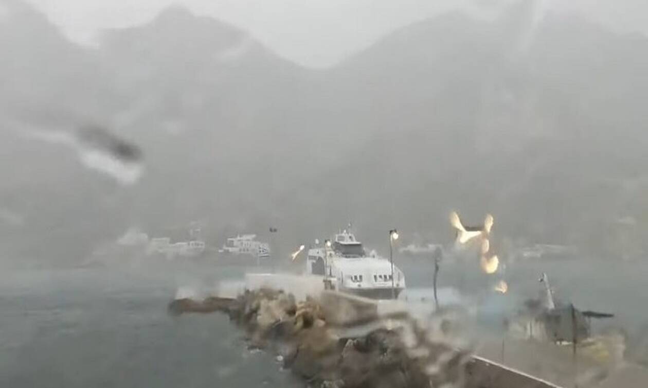 Σίφνος: Το Super Jet καταφτάνει στο λιμάνι της την ώρα της καταιγίδας «Μπάλλος» (vid)