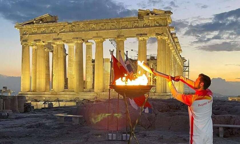Στέφανος Ντούσκος: Άναψε την Ολυμπιακή Φλόγα στην Ακρόπολη ο χρυσός Ολυμπιονίκης της κωπηλασίας