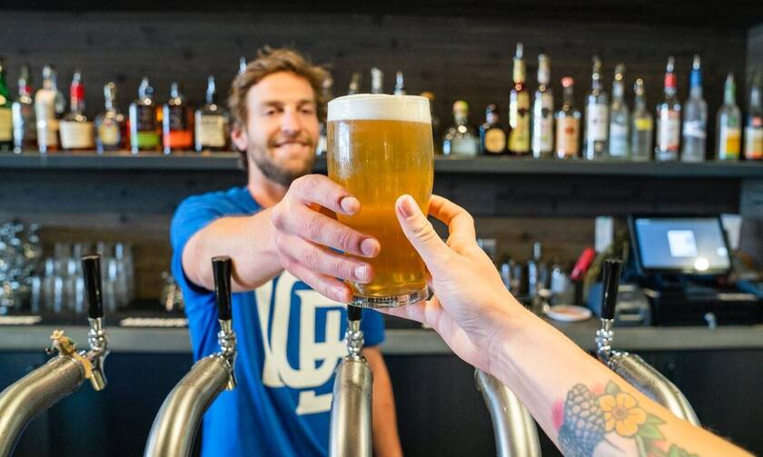 Έρευνα: Όσο πιο συχνά πάμε για μπίρες, γινόμαστε πιο ευτυχισμένοι