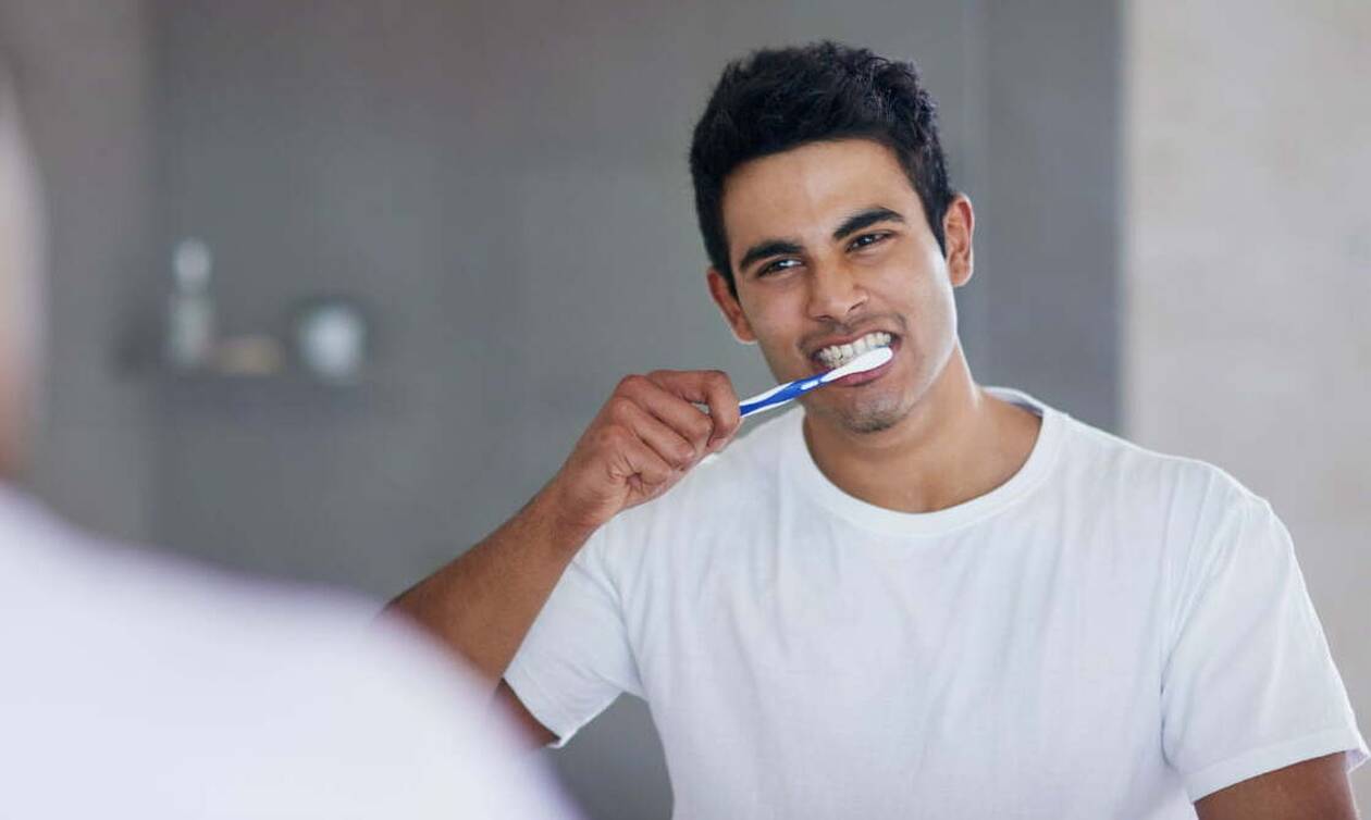 Τα πέντε πιο συνηθισμένα λάθη που κάνουμε όταν βουρτσίζουμε τα δόντια μας