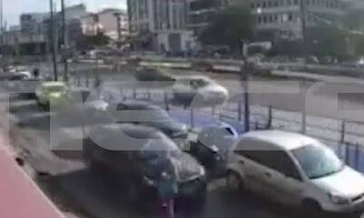 Βίντεο ντοκουμέντο από τροχαίο σε παράδρομο της Συγγρού: Η στιγμή που αυτοκίνητο παρασύρει πεζή