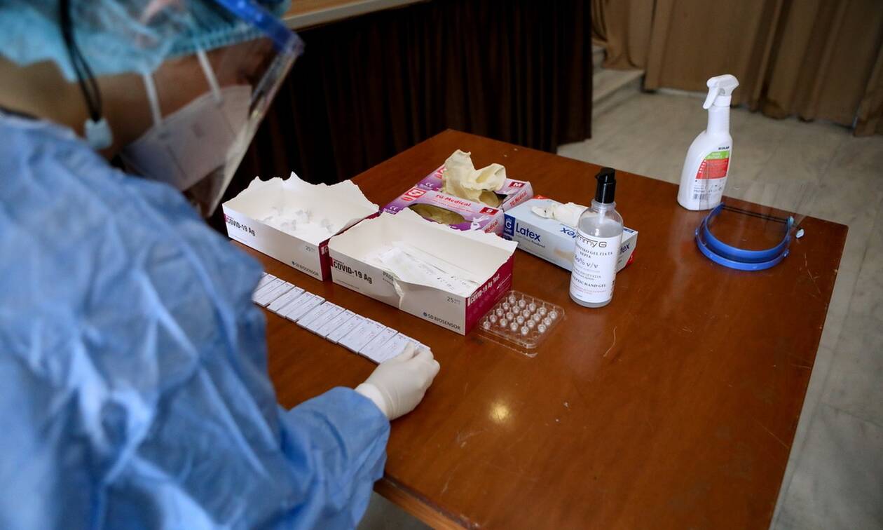 Πώς θα διενεργούνται τα υποχρεωτικά rapid tests για τους ανεμβολίαστους στον ιδιωτικό τομέα