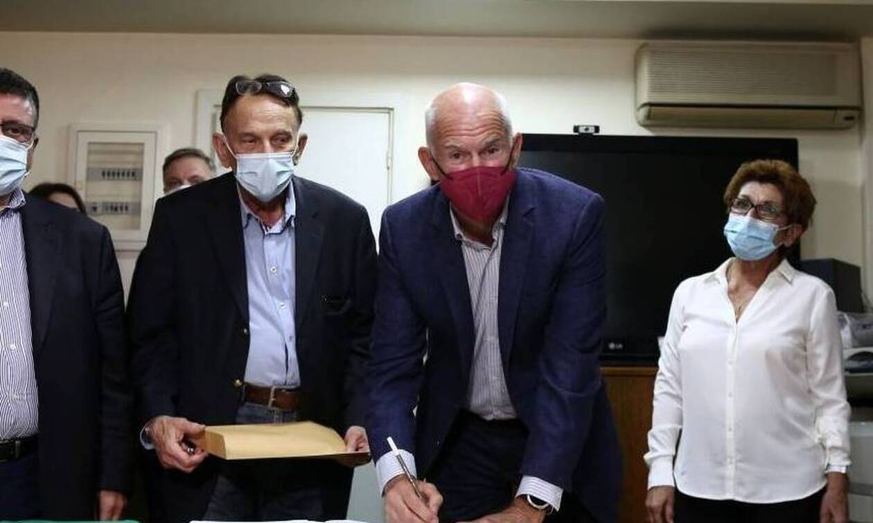 Εκλογές ΚΙΝΑΛ: Στην Χαριλάου Τρικούπη ο Γιώργος Παπανδρέου - Κατέθεσε επίσημα την υποψηφιότητά του