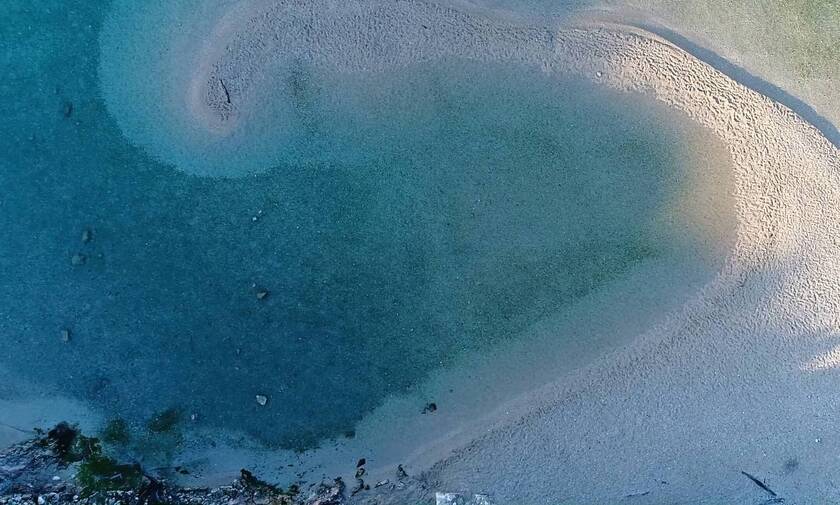 Η παραλία με το παράξενο σχήμα, όπου μπορείς να επιλέξεις τη θερμοκρασία του νερού (video)
