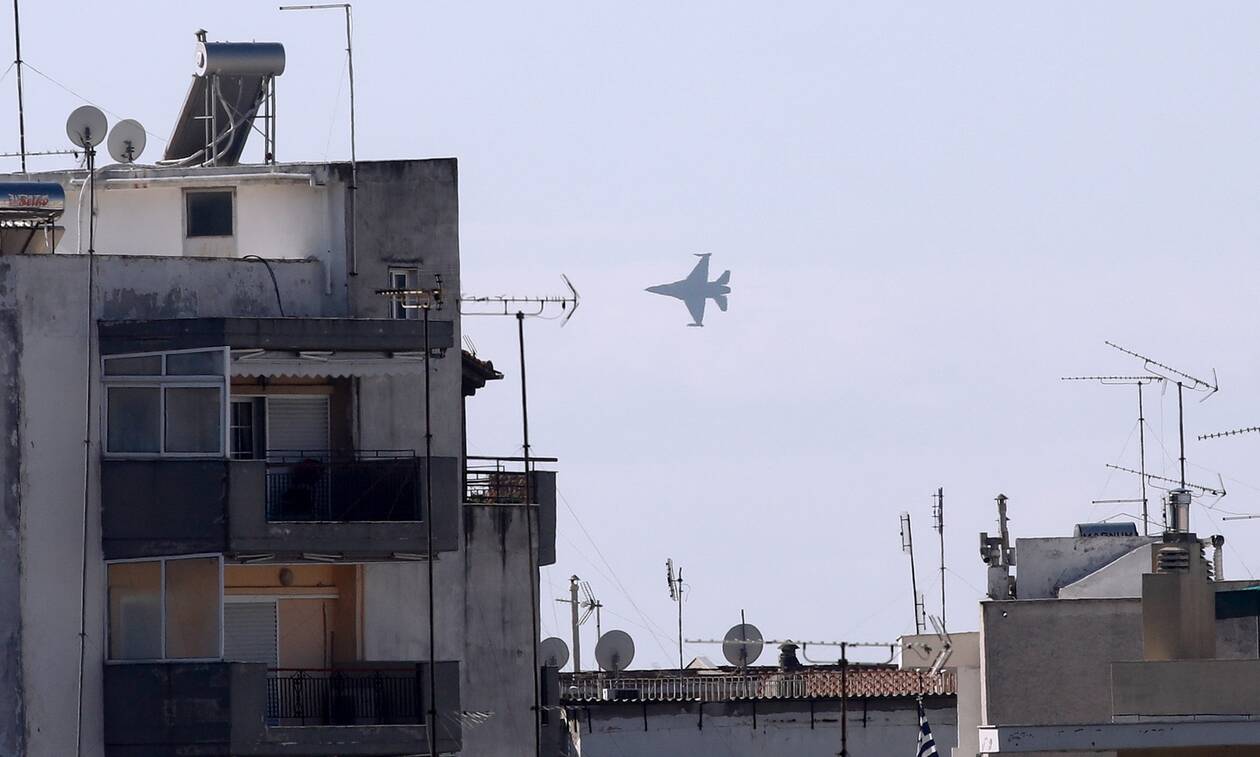 28η Οκτωβρίου: F-16 «έσκισε» τον ουρανό της Θεσσαλονίκης - Εντυπωσιακοί ελιγμοί (vids)