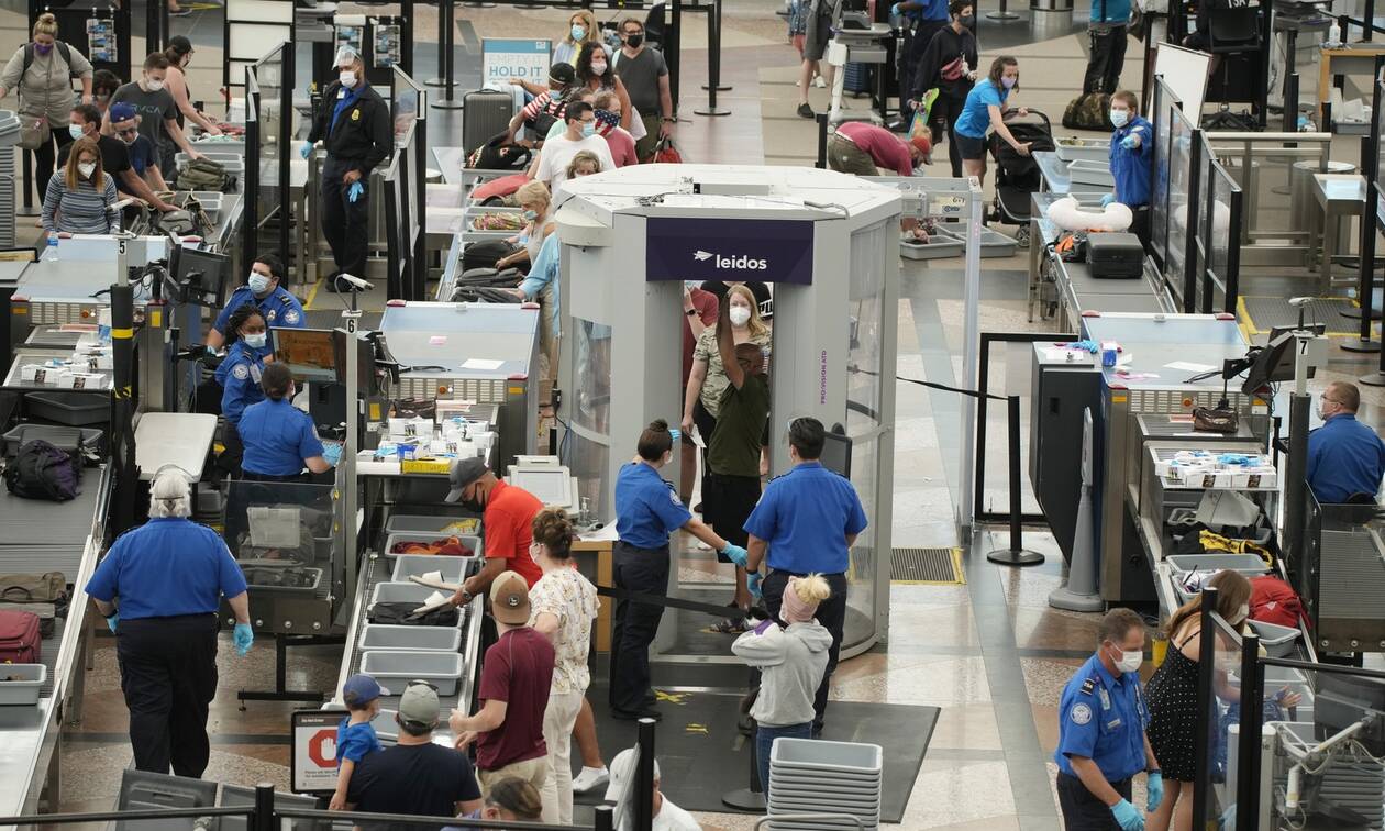 ΗΠΑ: Μεγάλες ουρές αναμονής αναμένουν οι αεροπορικές εταιρείες μετά την άρση των περιορισμών