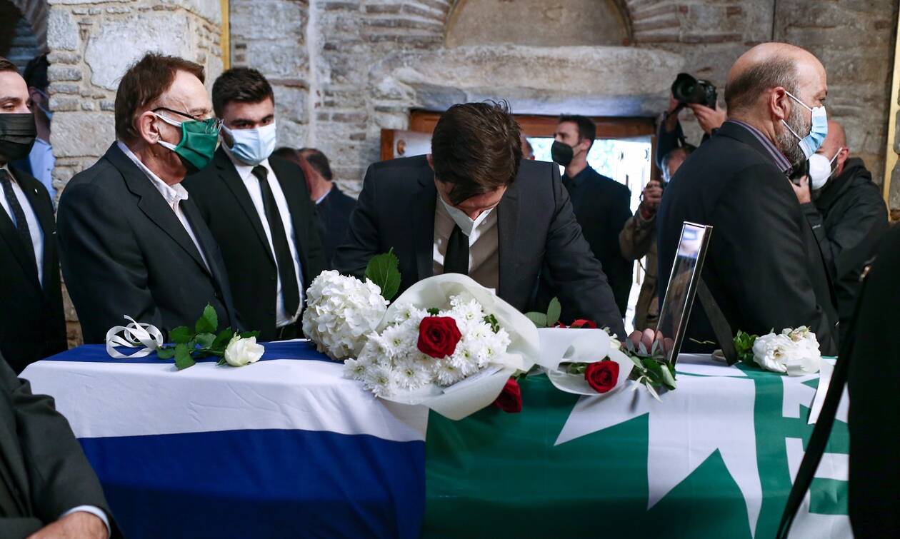 Κηδεία Φώφης Γεννηματά: Απαρηγόρητος ο Παύλος Χρηστίδης, λύγισε πάνω από το φέρετρο