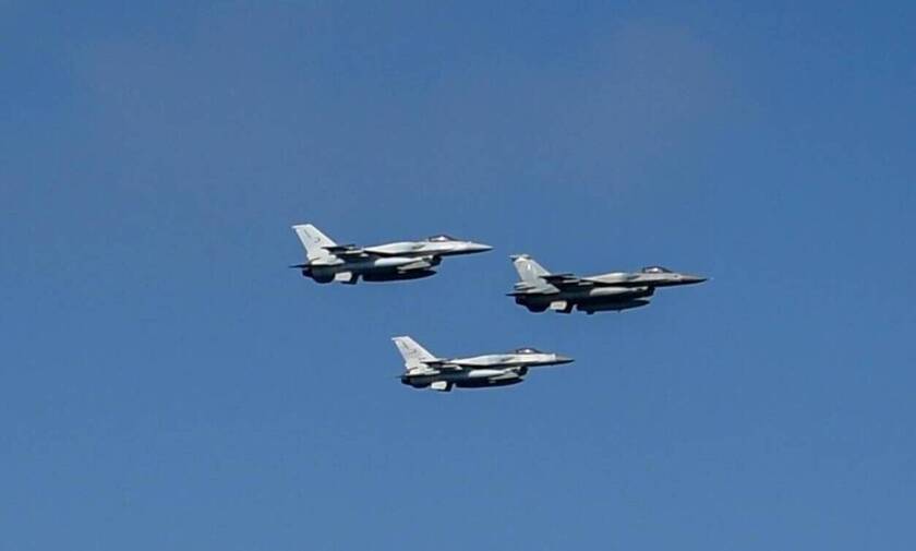 28η Οκτωβρίου - Θεσσαλονίκη: Με το βλέμμα στον ουρανό - Διέλευση αεροσκαφών Spitfire και F-16