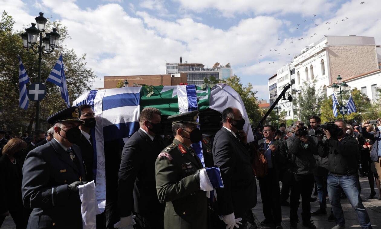 Φώφη Γεννηματά: Με χειροκροτήματα και τη λέξη «αθάνατη» η σορός της στη Μητρόπολη για την κηδεία