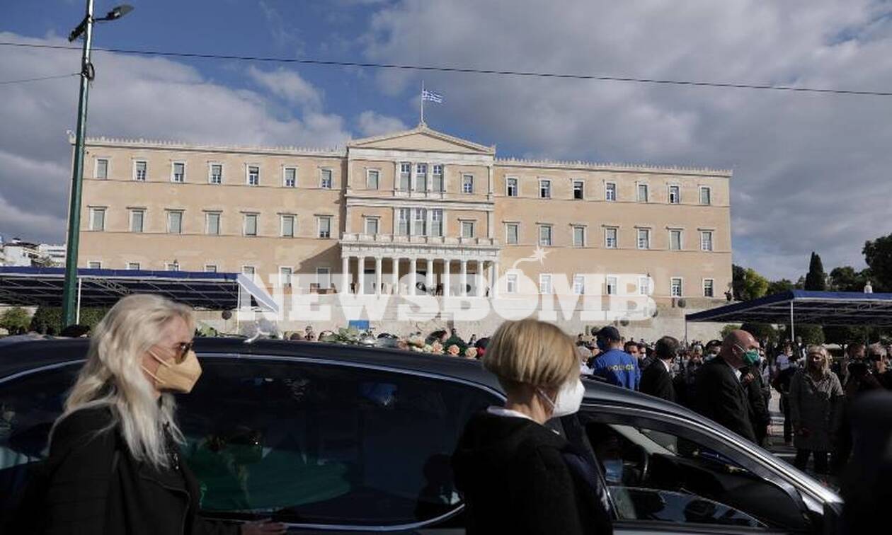 Φώφη Γεννηματά: Η νεκρική πομπή έξω από τη Βουλή των Ελλήνων – Πλήθος κόσμου στο τελευταίο αντίο