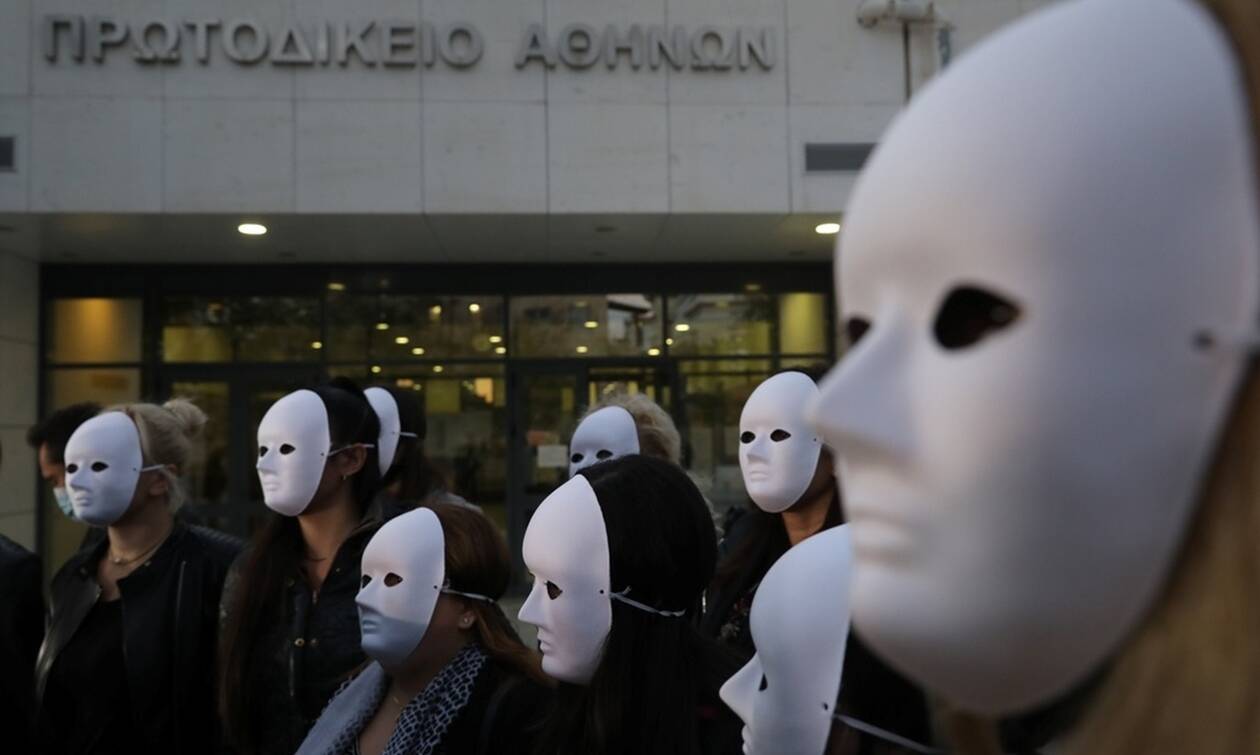 Ιωάννα Παλιοσπύρου: Με μάσκες όλοι οι φίλοι της- Συγκινητικές εικόνες στα Δικαστήρια