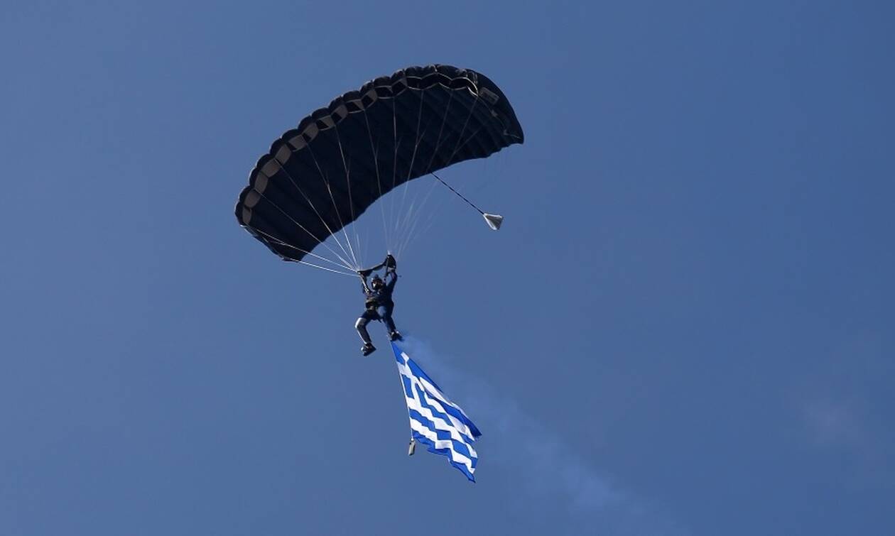 28η Οκτωβρίου: Η εντυπωσιακή ελεύθερη πτώση των αλεξιπτωτιστών με την ελληνική σημαία